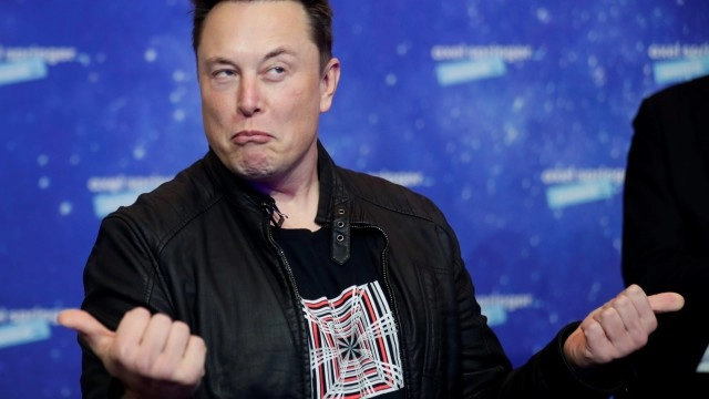 Elon Musk is trying to reassure people that his Twitter deal isn't distracting him from Tesla and SpaceX