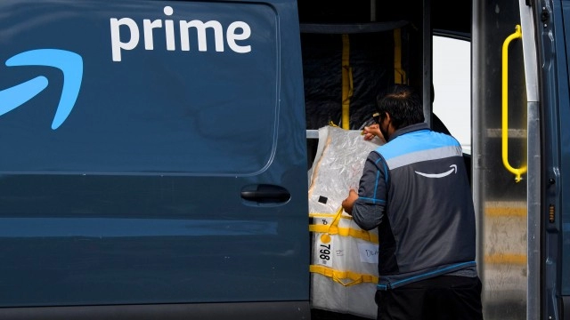 Delivery Drivers Sue Amazon For Being Forced To Pee In Bottles