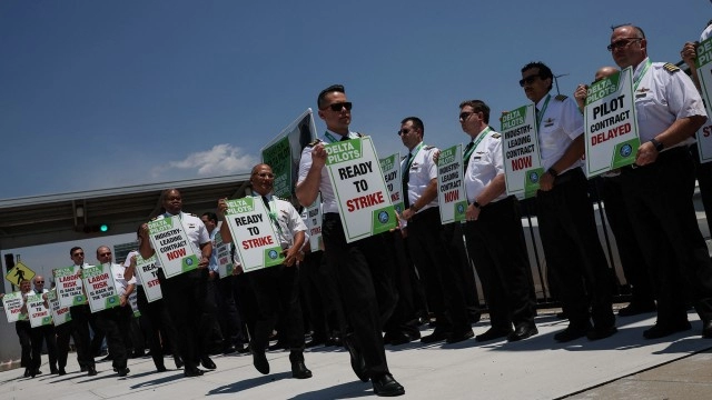 Delta offers pilots major pay increase amid staffing shortage