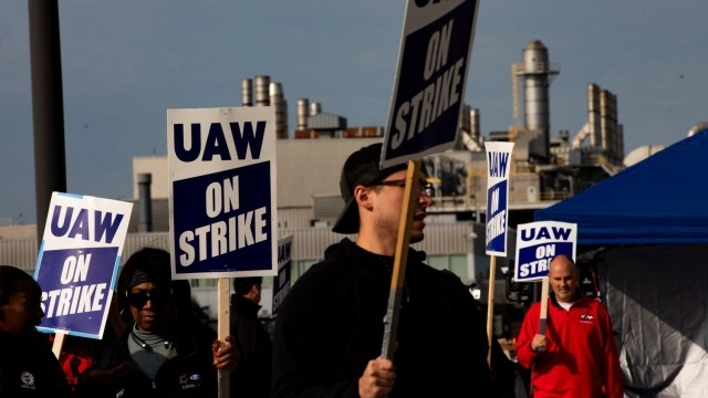 Ford Deal With Canada's Unifor Could Add Pressure on Big Three Negotiations With UAW