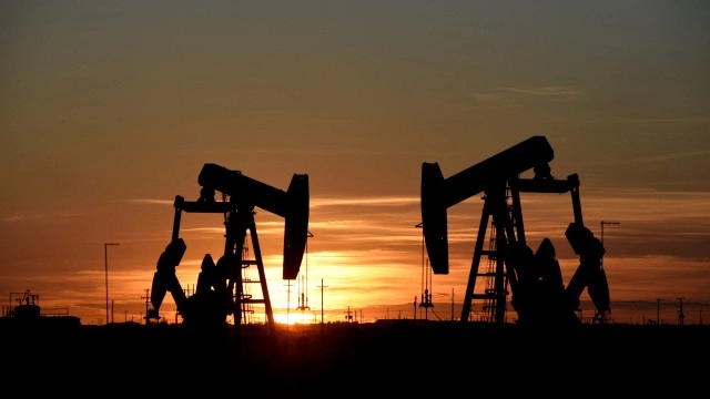 Oil falls after large surprise build in US crude stocks