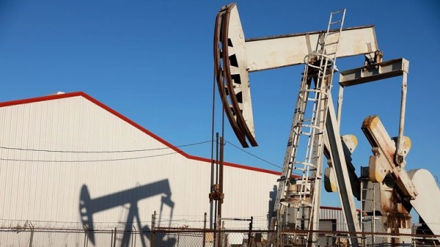 Oil extends bounce as supply worries rise