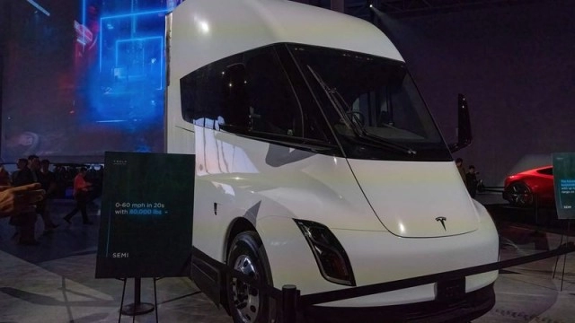 Tesla stock falls ahead of Semi electric truck unveiling