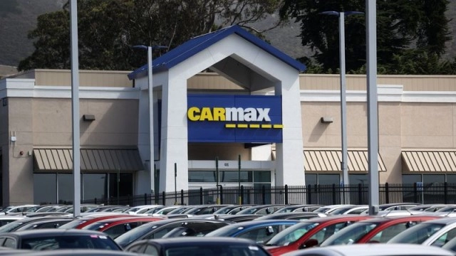 CarMax to stop buying back stock until business, economy improves