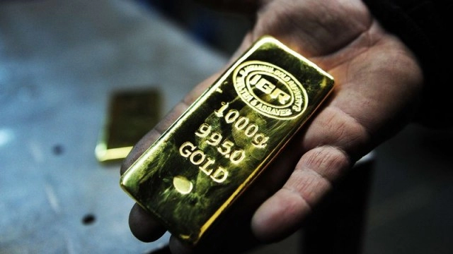 Gold edges higher after sliding to 7-week low