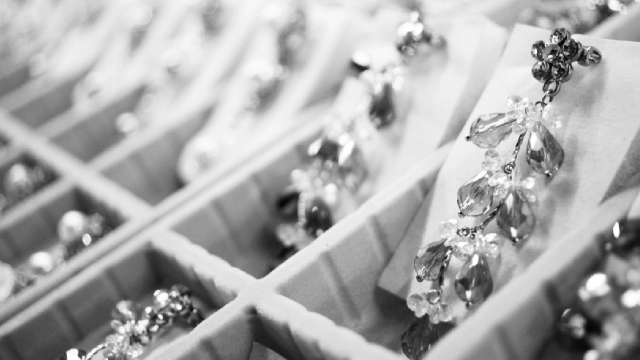 Signet Jewelers Stock Pivots Lower Despite Earnings Win