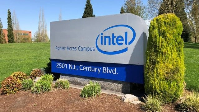 Intel's stock scores its hottest quarterly winning streak since 2010