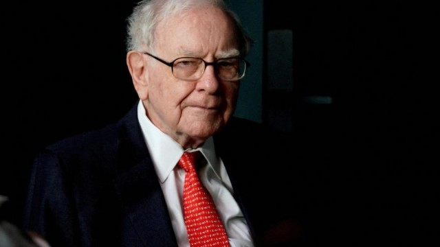 Berkshire shareholders overwhelmingly vote to keep Buffett chairman