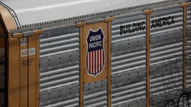 Union Pacific quarterly profit up 2% on price hikes