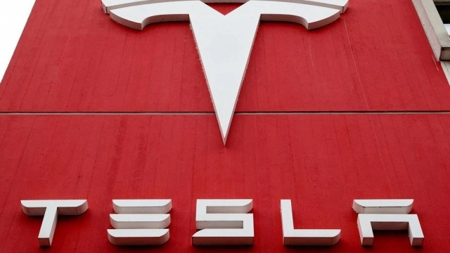 U.S board: 'Unlawful' for Tesla to prevent employees from wearing union shirts