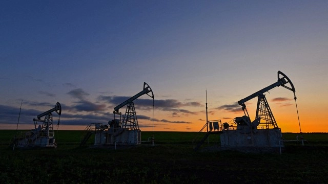 Oil prices slip on global economic slowdown fears