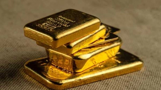 Gold weaker as crude oil falls, U.S. bond yields rise