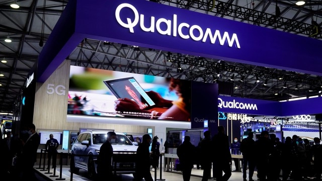 Qualcomm forecasts earnings below estimates as smartphone market weakens